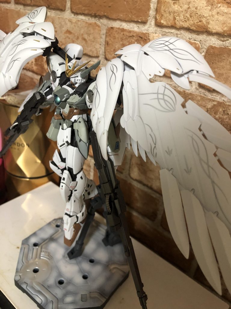 翼はガンダムマーカゴールドで部分塗装し、市販の水転写デカールを使いました