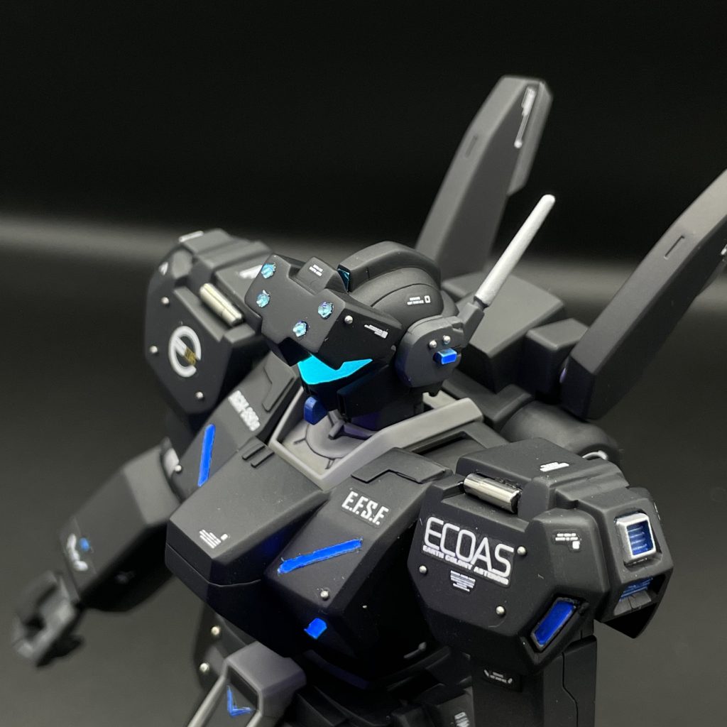 バイザーにはHアイズブルーをラピー裏打ちで貼り付け。小さくてラピーテープカットが大変でした。いくつかのパーツは蛍光塗料で光るようにしています。肩のメタルパーツはオリジナル部品で、円筒形のものを寝かせて貼り付けました。肩側面にはバーニアを埋め込みました。