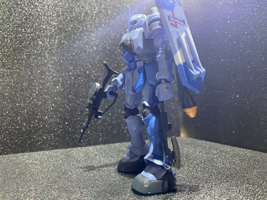 足が長くてスタイルもいい。こんなのが空中分解するんだから屈指の3枚目キャラ。