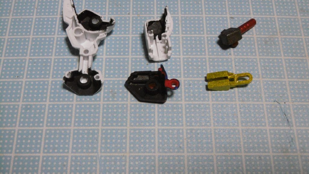 一部パーツ裏の肉抜き面をプラシート接着で埋めたり、装甲の内側を黒く塗ったりと地味な変化を付けています。