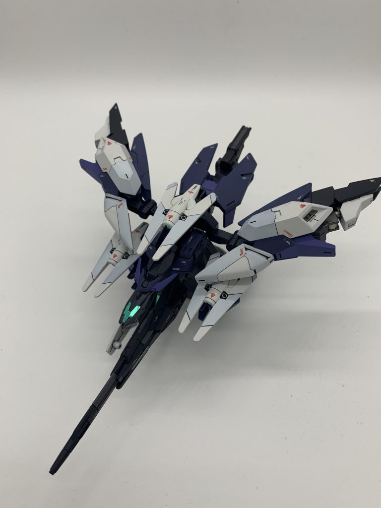 いつもは塗装しているカメラ部分など、今回は付属のシールを使いました。塗装よりガンプラ感が出て、よりアニメのイメージに近いと思ったので。