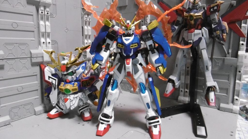 配色はもちろん武者號斗丸を参考に。號斗丸に寄せるつもりではいましたが、右にある過去作の『デッドインパルスD5』でも同じ目的はあったので、別の形で表現できた事になります。塗装前はシンプルでコンパクトな武者っぽかったのに、色を青くしたら即アヴァランチエクシア… 偶然ってすごいね。