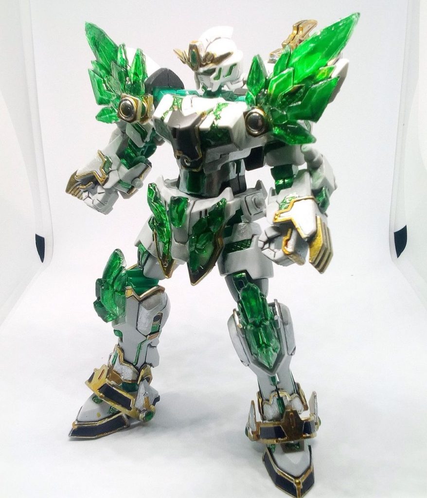 ゴールドパーツは「Molotow Liquid Chrome」で塗装し、クリアゴールドカラーにタミヤX24 + X25を追加。 ボディのクリスタルカラーはMrHobby XC012 「Diamond Silver」を使用