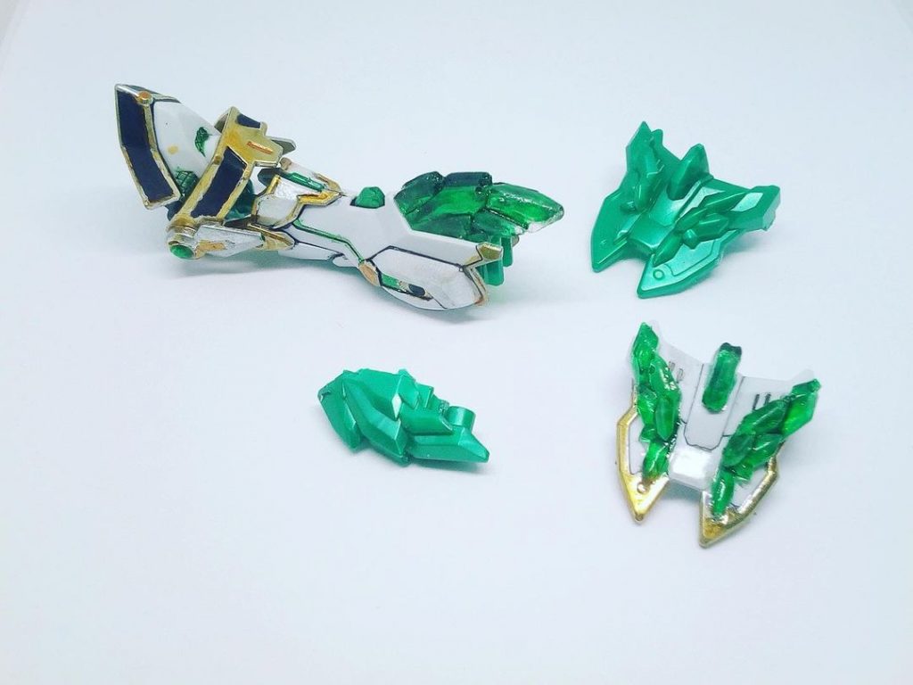 オリジナルパーツとUVレジンクリアパーツの写真を比較すると、クリスタルパーツを複製してA2パーツに貼り付けるだけなので、ウエストアーマーはE3パーツをカットしていませんでした