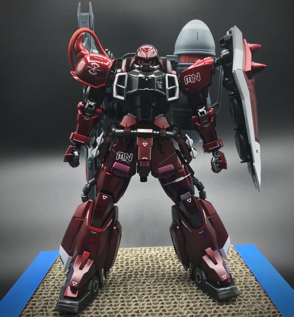 最後に塗装レシピ【下地】サーフェイサーEVOブラック（G）↓メッキシルバーNEXT（C）【塗装】フレーム：スターブライトアイアン（G）白：ピュアホワイト（F）本体黒：クリアブラック（G）赤：クリアレッド（G）濃赤：ディープクリアレッド（C）ピンク：クリアピンク（G）武器1：アルティメットブラック（G） 武器2：ブルーグレー60％＋ニュートラルグレー4 40％武器赤部：モンザレッド（C）ゴールド：パールカッパー（G）センサー青：メタリックブルー（水性ホビー）