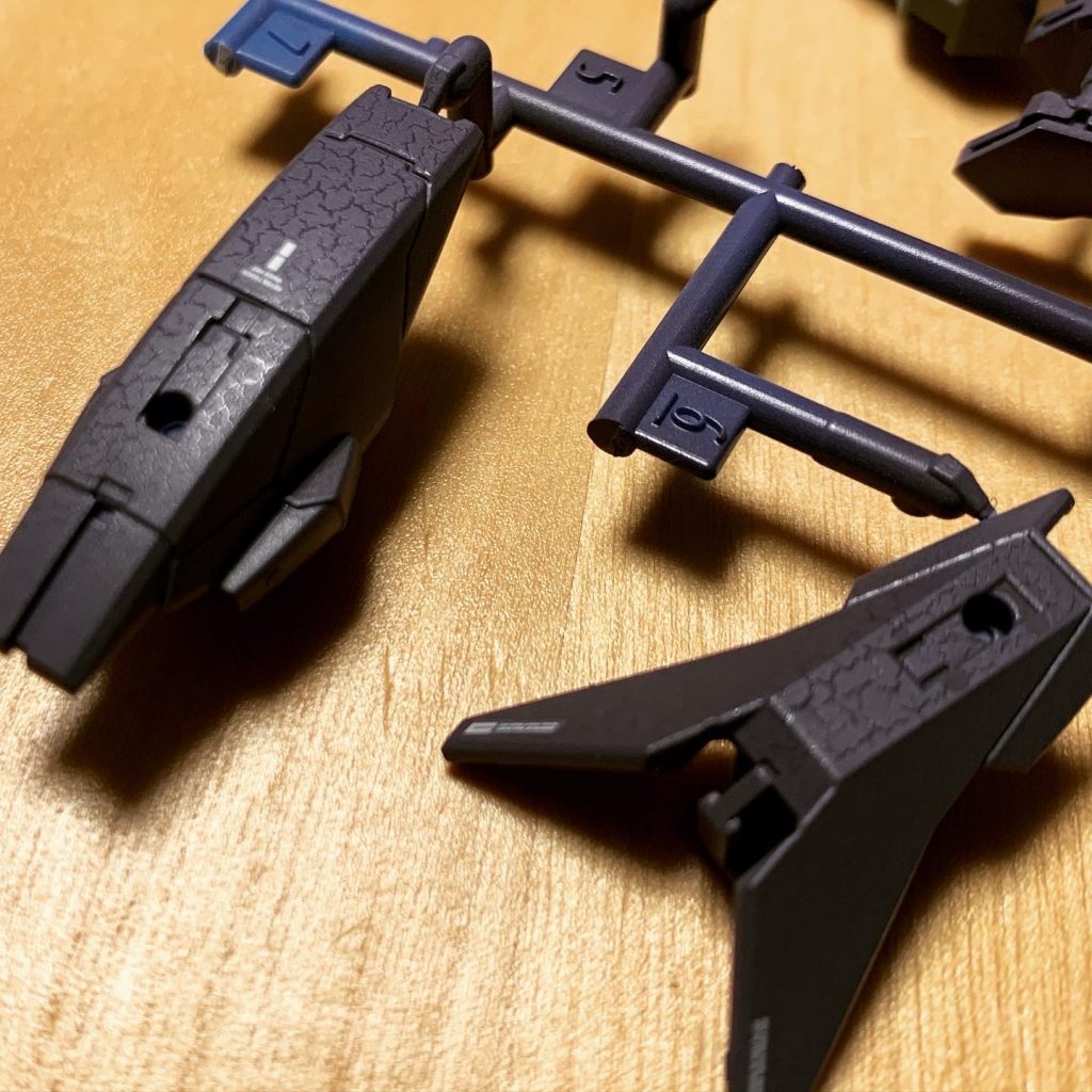 つや消しの調合間違ったのか、下地の紫が乾いてなかったのか、よくみると塗膜にヒビが入ってしまった。んだけど、なんかちょっとカッコ良い。