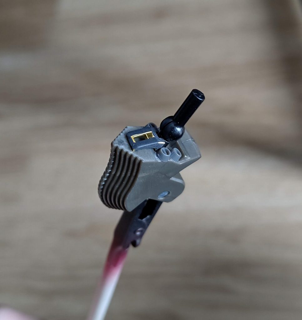 首の可動域が狭かったので、軸を切り飛ばしてHOBBY BASEのジョイント軸を挿しました。挿し口が目立つので余りパーツで装飾。顎引きができるようになりました。