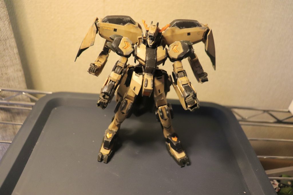 今回は、改造無し、他キット無し、部分塗装、ウェザリング、デカール、トップコートを行いました。塗装部分は単純、もともと白い部分を黒に、内側のガンダムフレームの一部、特に見えやすい部分のみをメタリックで塗装しました。塗装は、ガンダムマーカーエアブラシのみです。