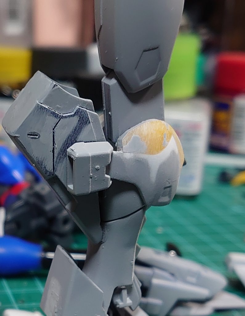 ゴッドのアンクルガードをふくらはぎに移植、パテで一体化させてます自然な丸みを出すのに地味に時間取られました