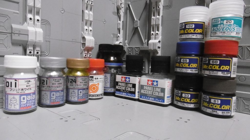 今回の塗料たち。タミヤのみエナメル性でスミ入れにしか使っていません。筆部分塗装で、赤と白の一部を除き成型色です。成型色にはラッカー性のを、ラッカー塗装後には水性の各つや消しクリアーを使用。中でもメインカラーの1つ、インディーブルーは数年ぶりに使ったからか、開けたらガム状になっていて苦労しました。うすめ液である程度もどせたものの、他の塗料とは違った感覚と冬の寒さも相まって、普段より塗装が上手く行かず汚くなってしまった感が否めませんね。しかしどうにか形に出来て良かったです。