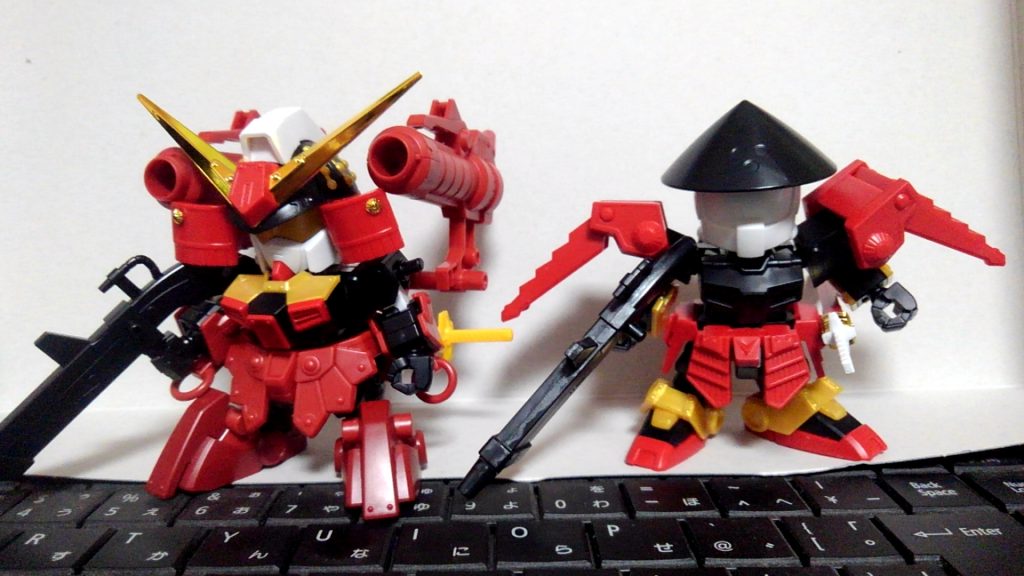 武者真弩陸と一緒に装備検討段階。この段階では、レイヤー機で作ろうとしていたので、鎧多めにしてました。