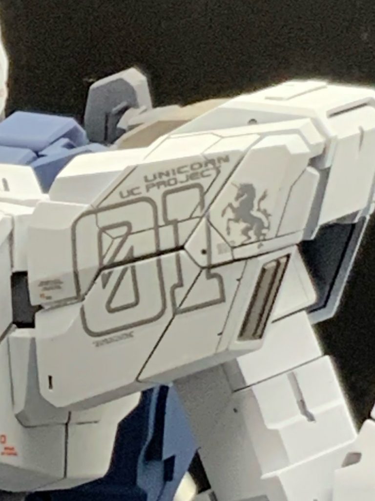 肩のエンブレムがお気に入り、デストロイモード時の分割されるのもカッコいいですよね。