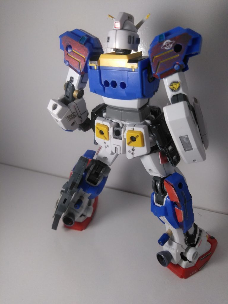 初投稿ですフルアーマーガンダム7号機を自分好みにしました自分はゴテゴテしてるのにどこかスマートなのが好みなのでそれを目指して作りました！画質も悪いですしたくさん汚いところがありますが気にせず見てくれたら嬉しいです！変更ポイントは足にビームマシンガンとビームサーベルをマウンドしており足を延長し右手を変更などです