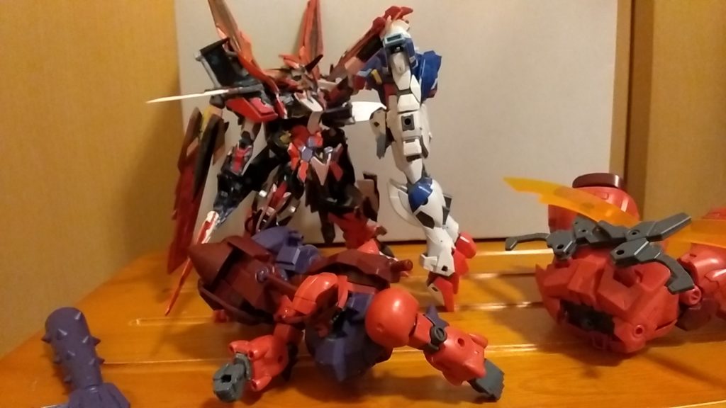 RGフォースインパルスの頭お握り潰すガンダム。