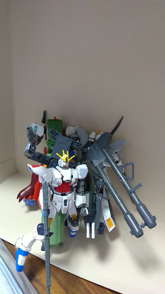 ナラティブガンダムν装備ナラティブガンダムの武装バリエーションの1つでサブ・アームを装備しているため武装保持が可能になった。最大の特徴は背部にνガンダムのレプリカを装備している。通称”νガンダム・ビット”と言われている。このνガンダム2機はそれぞれ独立して戦闘出来るため、ジェネレーターもそれぞれ装備している。アナハイム・エレクトロニクス社にあったデータからνガンダムの設計図を借り開発された。しかし、パーツが足りなかった為急遽用意した寄せ集めのパーツを使い完成した。