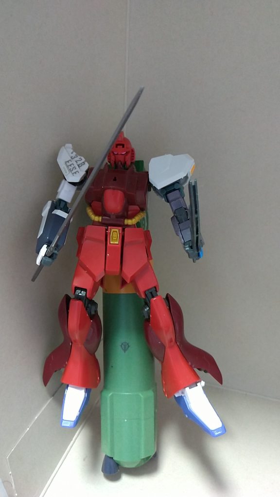 2機には射撃型と格闘型があり射撃型のνガンダムはビームライフルとビームマシンガンを装備している。格闘型はヒート刀とビームアックスを装備しジオンから鹵獲したプロペラント・ブースターを装備している。だがこのνガンダム・ビットは操作が難しい為並の人間では扱う事が出来ない。そこで特殊AIによるサポートによって動かしている。