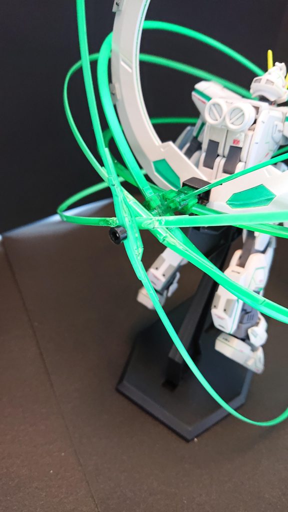 光の輪は撮影時に2本折れました！残りが一本になり、とっかんでプラ板で作成したので近くで見ると大変です。プラ板を細く切ってつなぎ合わせて輪を作ったんですが、接着剤がプラを溶かし割れて何度か作り直し。真鍮線を通す部分も強度が弱く盛って盛って写真のようにガタガタに！