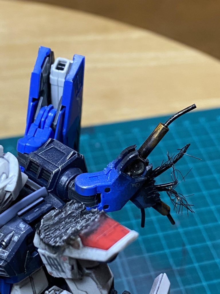劇中でシールドで反射させたビームでダメージを受ける左ショルダーアーマーは溶かしてから整形して塗装して再現してます!それと、爆破されてしまう左側のウィングはいらない配線と、捨てるランナーを短く切って、ピンバイスで穴を開けてそこに金属線を入れて塗装してシリンダーをイメージしたもの作成して接着し黒い塗装でススを表現してます!