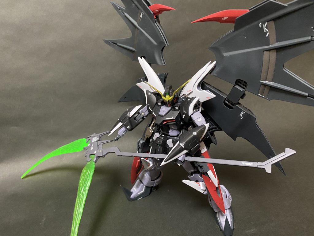 ツインビームサイズはアニメ版だと上の部分は稼働していますが、漫画版は形状固定の為作りやすかったです。この後飾ろうと思ったらおもっきり干渉して飾るのに苦労しました。