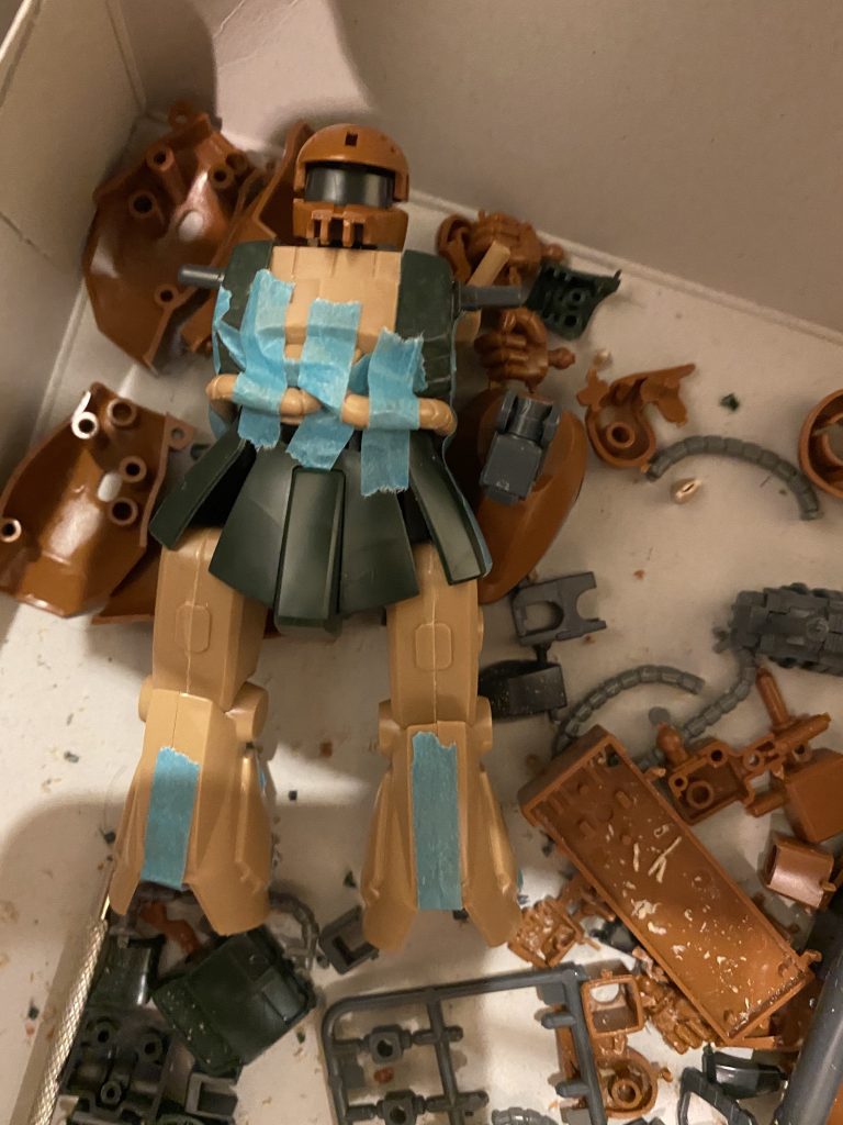 無理やりHGUCの股関節につなぐために、旧キット太ももに大きく穴を開けてポリキャップをつめこんでみた。ポリキャップが想像より大きくて、ぜんぜん太ももに埋まらず、なんだかすごくO脚に…