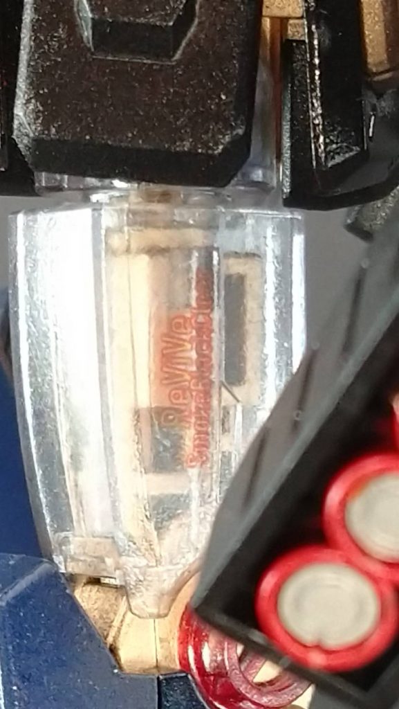 せっかくのクリアパーツなので、オリジナルの水転写デカール「ReVive Smoke Black Clear」で作成。復活?再生って意味があるみたいですが、ちょうど好きなアニメの劇場版タイアップ曲名にもなってて、そういう意味では「リバイブ」したいっていう気分で作りました。内部フレームを金色って決めてたんだけど、うまく入った?内部フレームの傾向デカールが光ってくれるとちょっと格好いいかなって。