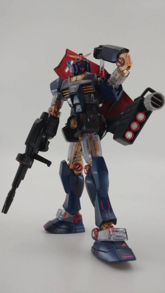 クリアキットを作るにあたって、どうしても接合部の凸凹穴が透けて見えるのがおもちゃぽくてどうしたらよいか考えていたのですが、内部が目立たないクリアパーツのみを利用することでクリア感を出してみました。塗料については、サフ下地は、シタデルカラーのケイオスブラックで塗装。黒色部はサフのままです。ガイアカラーの「PRISM BLUE BLACK」をプレゼントで頂いたので濃い紺色の部分に使用。薄い紺色はガンダムマーカーのティターンズブルー、金色はガンダムマーカーのレッドゴールド、赤色はガンダムマーカーロイヤルメタレッドをマーカーエアブラシシステムで塗装。ガンダムマーカーエアブラシシステムは、本当に使い勝手がいいです。ゴールド部は、裏塗りと表塗りとわけています。首回り等は、裏塗りにすることでクリアパーツらしい透明感が出たような気がします。ポリキャップもサフ塗装して、ガンダムマーカーで金色塗ったけど、これって塗ったらダメだったんだよね!?うーん剥げちゃう(*´ω`*)もっと失敗したのが、トップコートしたあとにラッカー系のパールを塗ってしまったこと!トップコートの上にラッカーってダメダメじゃん!あと塗料代で、ケイオスブラックを1本以上、トップコートを3本以上つかってるので、めちゃめちゃ厚い塗膜なっているはず・・・うーん次回の作品はに塗り方も研究しないとダメですね。