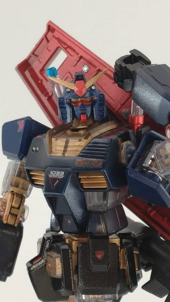 HGキットなのですが、バルカン砲の穴を0.5mmピンバイスで穴あけの上、金属パーツをハメ込み。右胸にも同様に穴あけ処理をして金属パーツ埋め込み。シールド裏の赤色はワンポイントの赤を入れたかったのですが、なかなか入れどころがなかったので思い切って入れてみました。足裏にも金属パーツ入れてますが全く見えないので画像はナシで(*´▽`*)