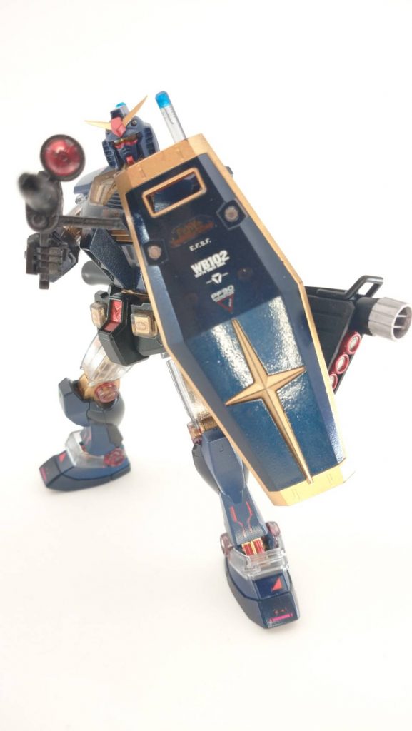ガンプラ1作品目なので格好いいポージングがわからない!うーん決まらないなぁ。シールド等はコンパウンド等で研いでみたんですが、なかなかピカピカ感が表現できなかったし、うまく塗れなかったけど、少しは輝いてくれたらいいんだけどなぁ。撮影時のライティングも難しいですね、今後の反省です(*´ω`*)