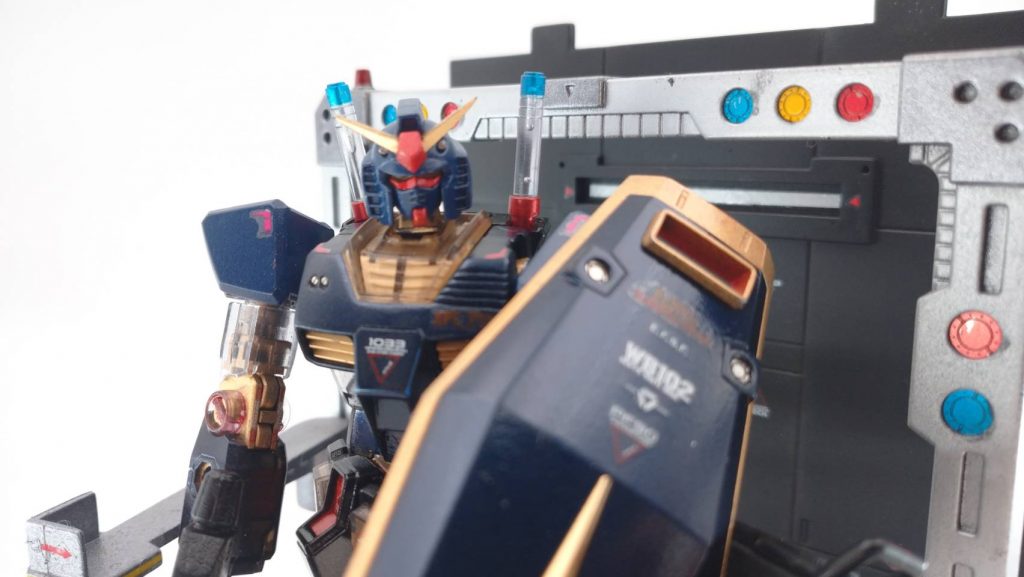 台座替わりのベースを塗装してみました。ゲート移動時の信号や、パトライトもサクッと塗分け。黒背景が映えると思ったけど、白/グレー背景色の方がよかったなぁ(>_<)実は、バズーカ弾倉部の塗り分け/金属パーツもこっそりお気に入りです。この角度でシールドをみると「ORIXブルーウェーブ」カラーに見える(*´▽`*)大阪人としては懐かしいカラー!