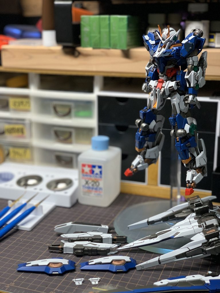 本塗装に着手した状態です。細かな部分塗装は全て筆塗りです。写真にはありませんが同時進行としてスミ入れ、レッドポイントを追加しています。飽き性なので違う工程を挟まないとやって行けないと改めて実感しました。