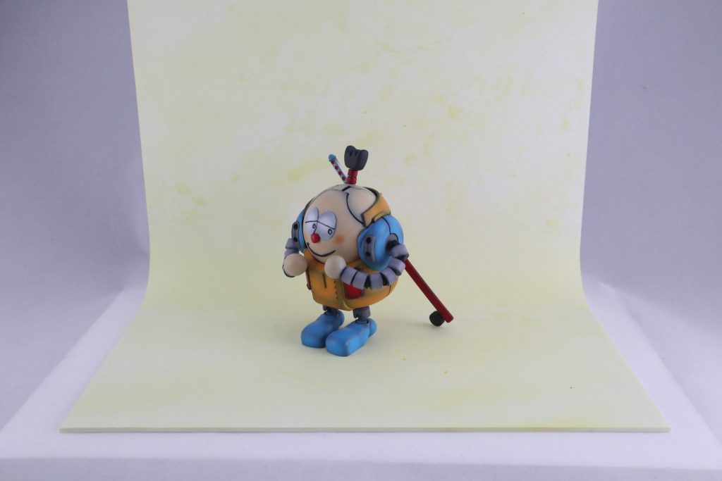 全体。キアライエローを遠吹きしてマダラにした背景なんですが一度失敗して当初と違うもので仕上げてます。トップにしか使ってませんがこの背景はよそ行きを想定して作りました。いずれどこかのお店のコンテストに出そうとか思ってます。普段の投稿だったら百均ボードにブックエンドで充分。以上ご覧頂きありがとうございますm(_ _)mこうなんというか、技術の無駄使いしてる感じたまんなかったです。こういうのはまた世間が僕はこんなヤツだということを忘れた頃にやりたいです。