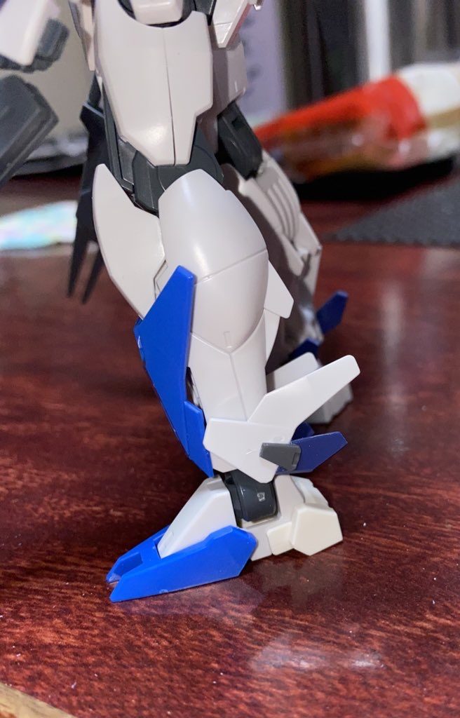 脚の部分はスカイのままでしたので、少しディテールを追加して上半身とのバランスを調整