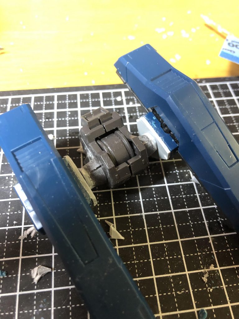 リアクターに3mmプラ棒を接続した様子。
しかしピンバイスで穴を開けすぎユルユルになってしまったのでプラ板を噛ませて強度を上げました。