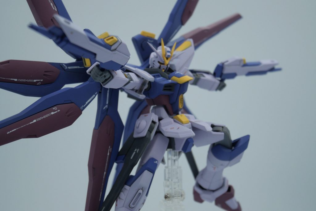 アンテナ少し削ってシャープにして塗装、デカール、つや消しまでやって完成。ストフリ・あんまり好きじゃない・ポイントである金色関節はもう全否定のメカサフのみでグレーに（ここが好きな人はごめんなさい）初めて塗装したガンプラはスジボリもデカールもやってなかったのでやや寂しい感じになってたけど、今回はデカールのおかげで全体的に見栄えも良くなった気がする。デカールは最高。