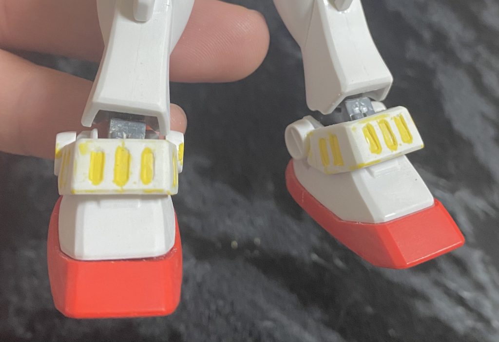 アンクルガードはリューターで大まかに削りポリパテで埋めた後、彫り込みました。
1番雑な仕上がりになってしまいました。