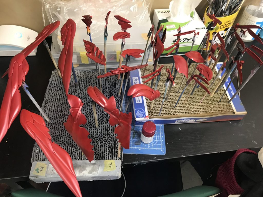 形の似ている小羽は根本のランナーをパーツ番号のタグを含めて切り出して、塗装後に2度切りしました