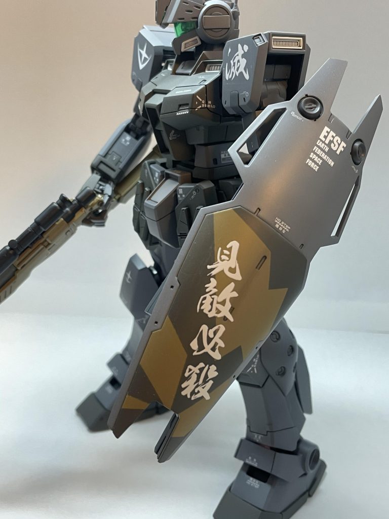 日本人が多い部隊に配備されたと想像して、日本語のデカールだけで固めています。お遊びで盾には「見敵必殺」の四文字を。