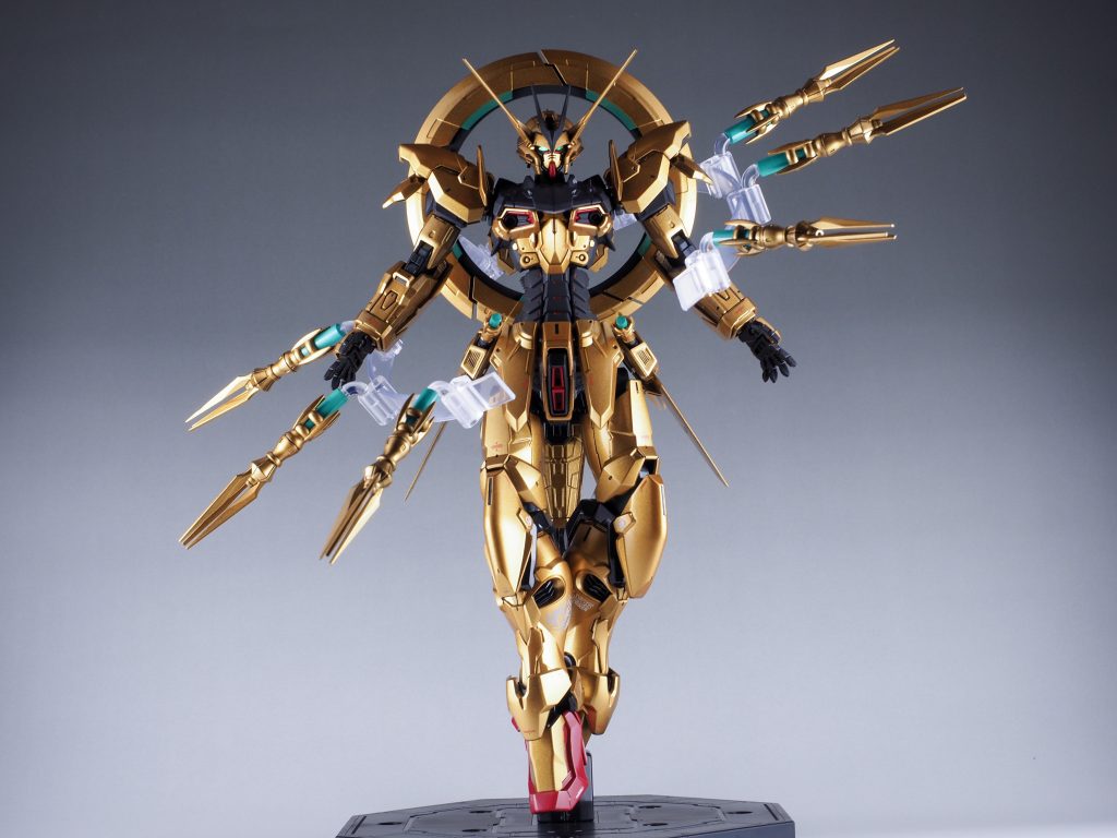 この一年が輝かしい一年になるようにという思いで金色に塗装しました。神々しいですね〜