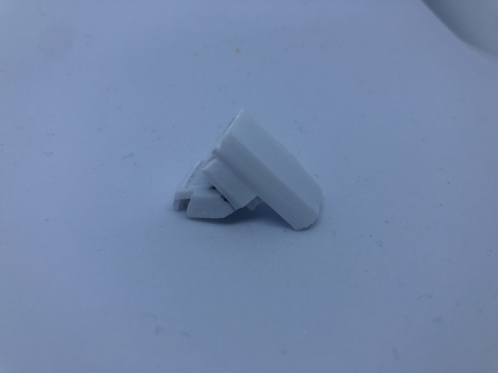 肩パーツのフルスクラッチ。磁石を埋め込みプラ板を張り合わせ削り落とす。クッソ指痛い 