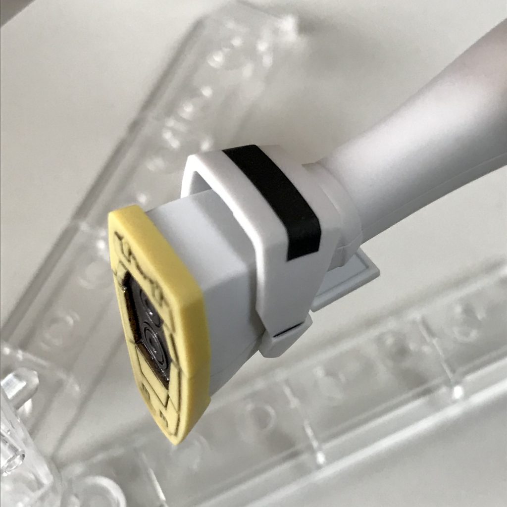 カカトの上の黒い部分は、本来はスパッツ左モモのスソに使うシールを切って利用しました。