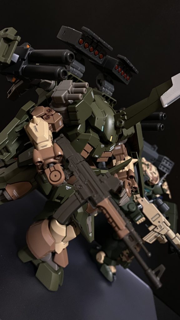 映画好き(好きな俳優はク○ント○ースト○ッド)のこのダイバー、グリモアアドバンスのパイロット(アバター)に一目惚れ。GBNでガンダムに興味を持った彼女は、様々な映像作品を鑑賞、グリモアアドバンスのパイロットがバニング大尉(そのキャラクターをモデルとした)であることを知る。しかし、チーム結成としてリアルで会った際、その相手が女性であることに酷く落ち込んだと言う。