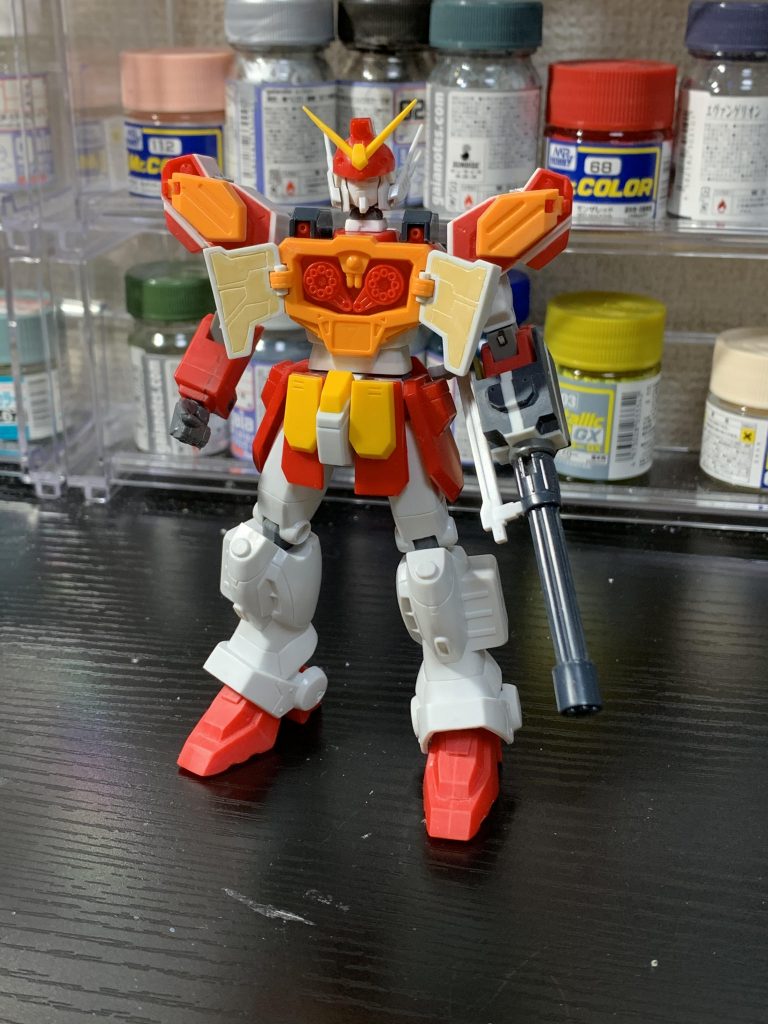 工作箇所頭部フェイスパーツを上下に切断して縮めます。首はいつもの感じで延長したのですが、フェイスパーツの縦幅が縮んだことと、元からそんなに首が埋まった造形ではなかった為か、首が伸びるとなんか変な感じに。↑の画像では首自作パーツ挟んでますが、塗装前に元に戻しました。肩アーマーを、プラ板で囲んで大型化。肩と胸のオープンハッチの裏をパテやプラ板で自作。腰延長。ビームガトリングの基部を切断して大型化。腕への接続をボールジョイントに。シールド裏自作。股関節位置を下げる。あと写真ではわからないですが、腰から下の可動域があまりにも狭いので、ところどころ削ってます。全身筋彫り、彫り直し。