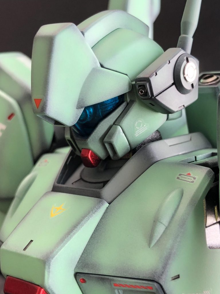 頭部のUPを。好きなカットの1枚です。頭部のバルカンにメタルパーツを埋めましたがこれが小さくて苦労しました💦モノアイのメタルパーツが透けて見えて良い感じです🤗