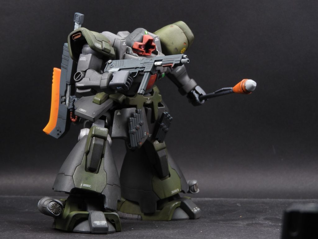 股関節の改造により前に踏み出す動きもできます。