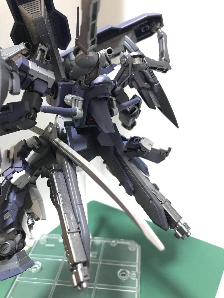 バーニア横にはビームサーベルを装備