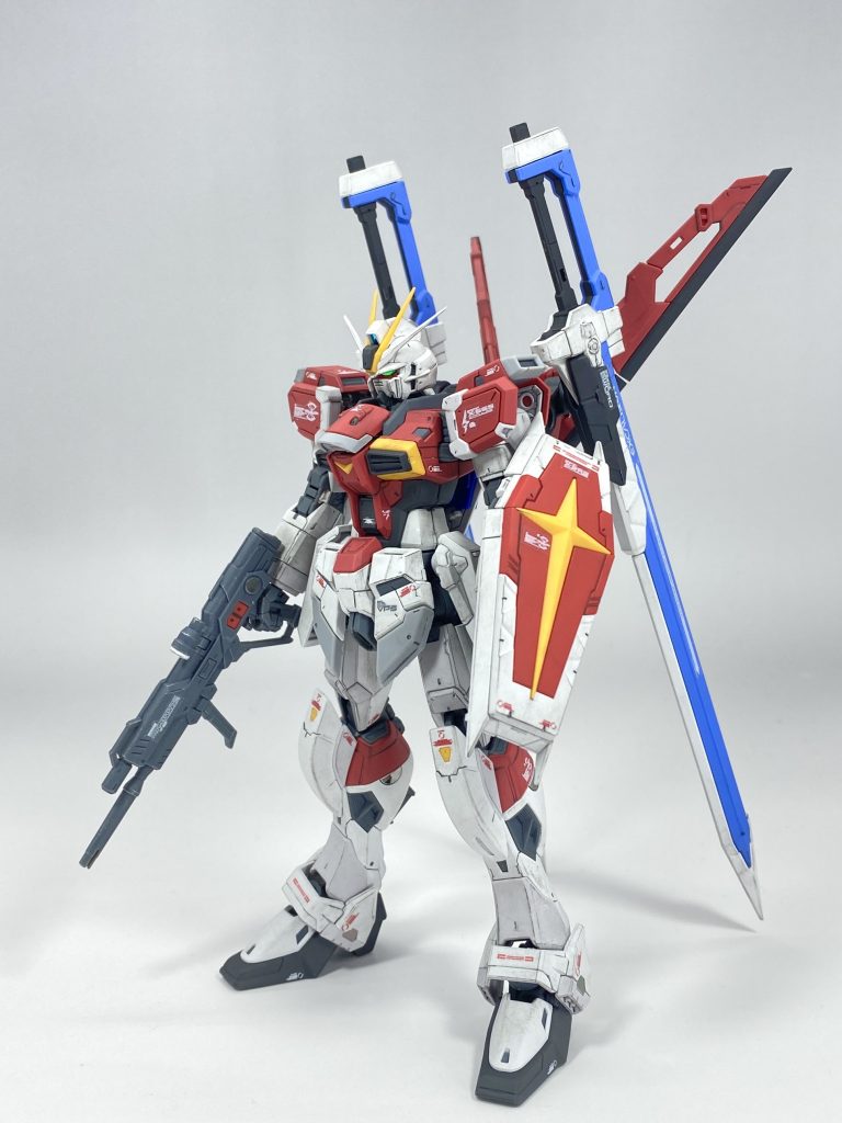 スミ入れとデカール、コンテでエッジを強調した簡単成形色フィニッシュです。MGやRGは色分けやディテールがしっかりしてるので塗装しなくても十分様になります。