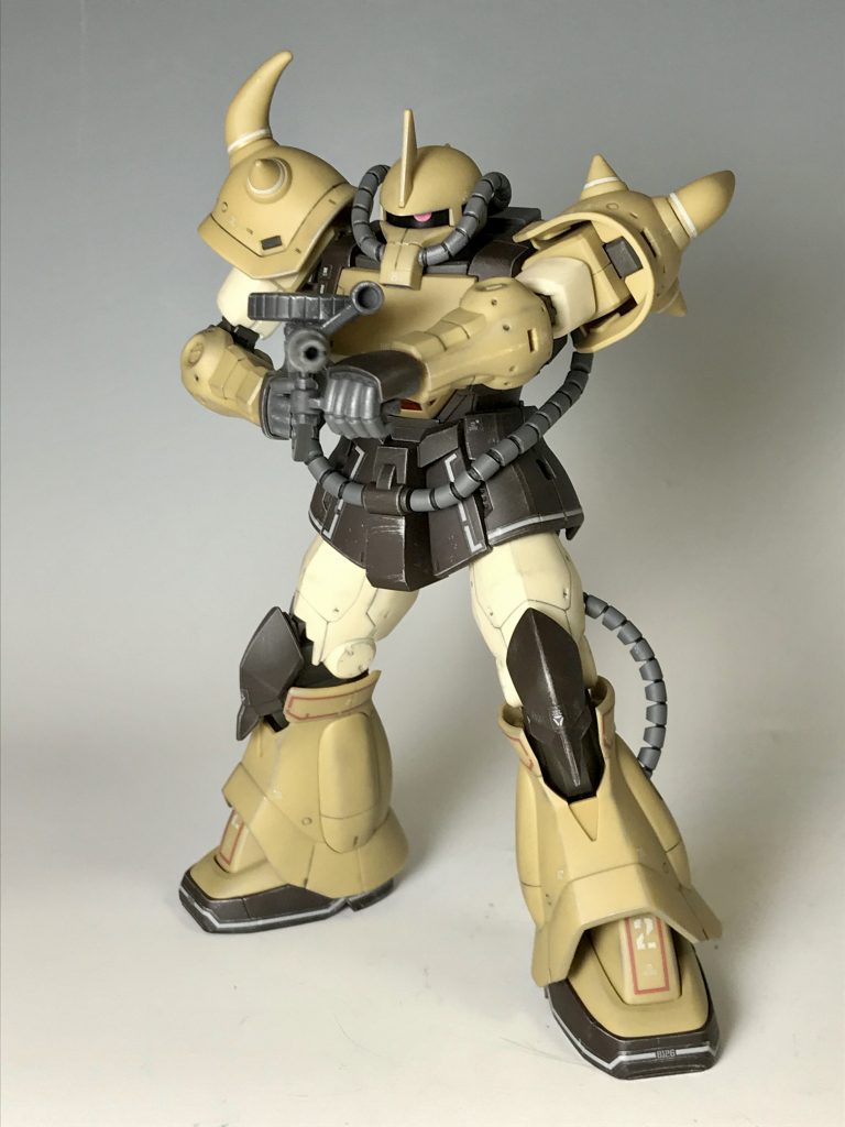 マシンガンを構えて。ザク・マシンガンの方がしっくりきますね。