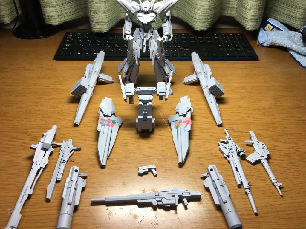 最後にサフ状態で〜やっぱサフ吹くと満足しちゃいますよねこんなに沢山ライフルを集めて塗装したのに、大半はジオラマに刺さったままなのが我ながらもったいない…映し忘れましたが、鉄血オプションの迫撃砲？も準備してます。