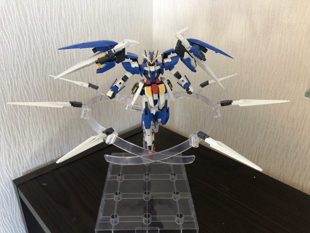 主武装のGNソードIIビット
ダブルオーガンダムのGNソードIIをビット兵器に転用。回数制限があるが射撃が可能なライフルモード、刀身による切断が可能なソードモードを使い分ける事が可能。トランザム時限定でビーム刃を発生させる事も可能