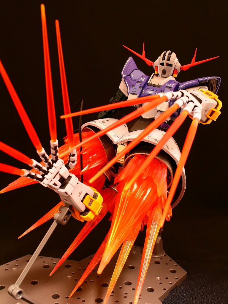 エフェクトパーツも多数付属。ジオングなのによく動きます。